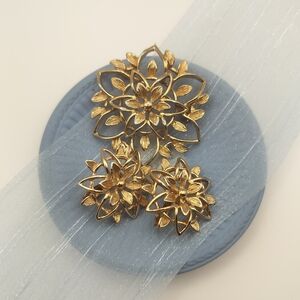 Vintage Sarah Coventry Gold Tone Floral Brooch And Clip On Earrings Set